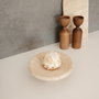 Hermia Plato para servir tartas de mármol travertino beige MAR09940104D